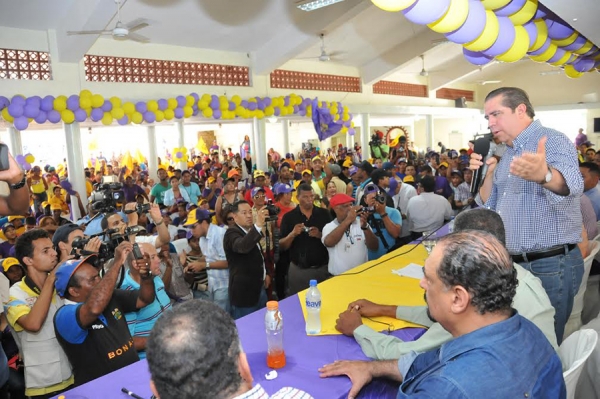 El precandidato presidencial por el Partido de la Liberación Dominicana Francisco Javier García se dirige a sus simpatizantes en un acto realizado en apoyo a su candidatura en Bonao.
