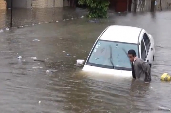Carro que se ahogó en la Urbanización Fernández de Santo Domingo.