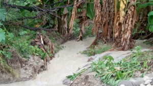 Denuncian agricultores contaminan río La Guázara que suple acueducto de Barahona