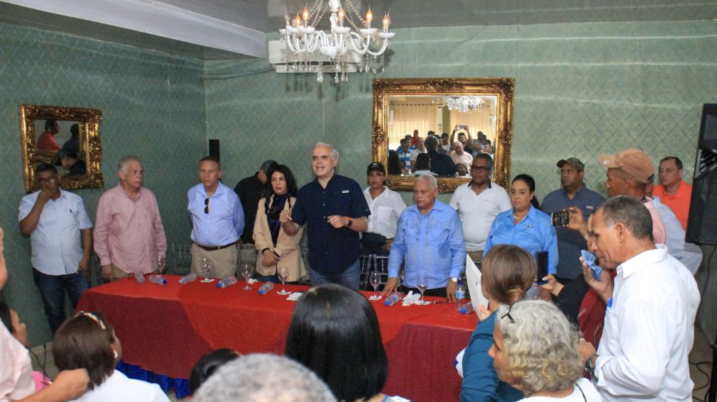 El presidente del Partido Revolucionario Social Demócrata juramentó a varios jóvenes en la provincia Sánchez Ramírez.