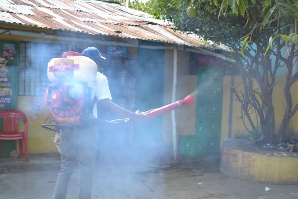 Precandidato a diputado realiza jornada de fumigación en Sabana Perdida: 