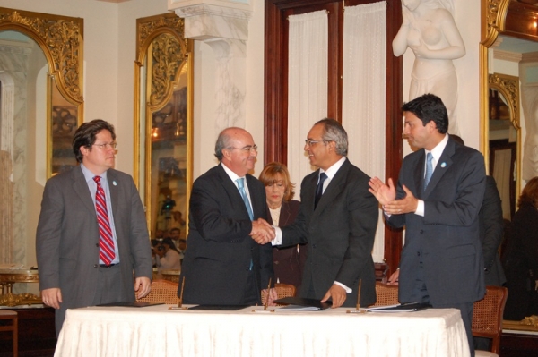 José Miguel Labrado y Eddy Martínez tras la firma del convenio.