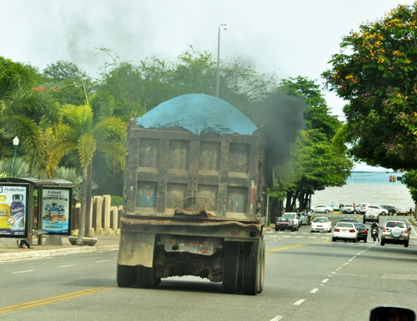 Camión de carga circulando en la avenida Máximo Gómez de Santo Domingo de Guzmán en República Dominicana.