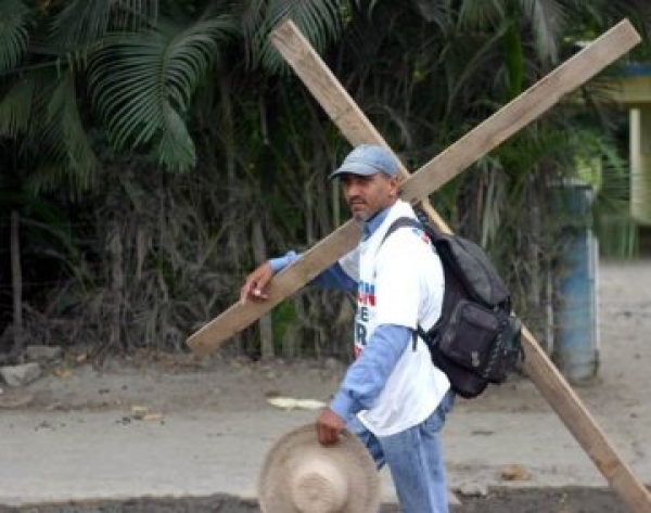 Angel Sosa, conocido como El Peregrino, con su cruz a cuesta.