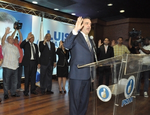 Luis Abinader toma juramento a los dirigentes del Partido Revolucionario Moderno que dirigirán el Comando de Campaña.