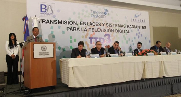 Expertos de la tecnología digital en televisión participan en taller sobre la transmisión, enlaces y sistemas radiantes en República Dominicana.