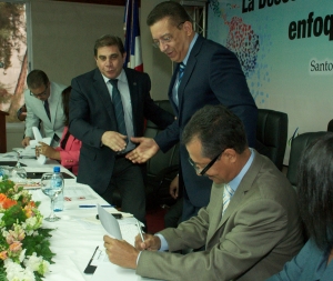 Julián Roa, presidente de la Asociación Dominicana de Regidores, Asodore, firma el acuerdo con el Cidel.