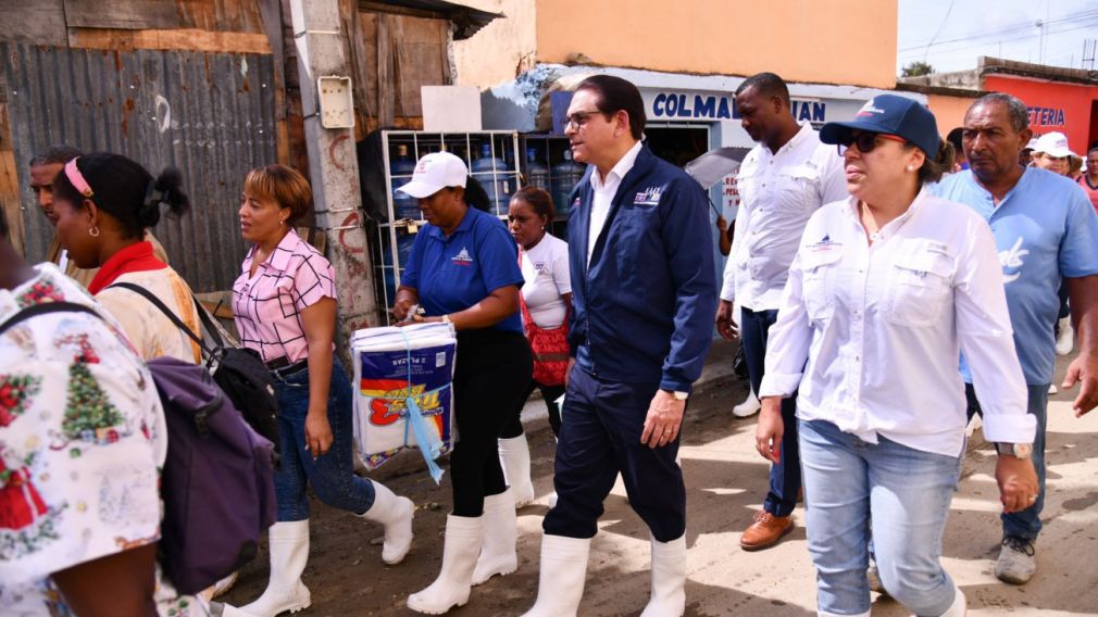 El ministro de Salud Pública, Daniel Rivera, junto a otros funcionarios de varias instituciones del Estado, recorrió sectores del municipio Santo Domingo Oeste.