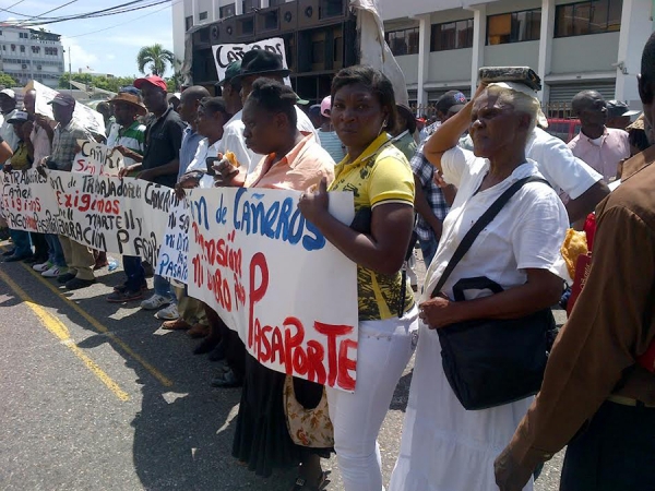 Haitianos trabajadores de la caña piden a su gobierno que lo exhoneren de pagar pasaporte