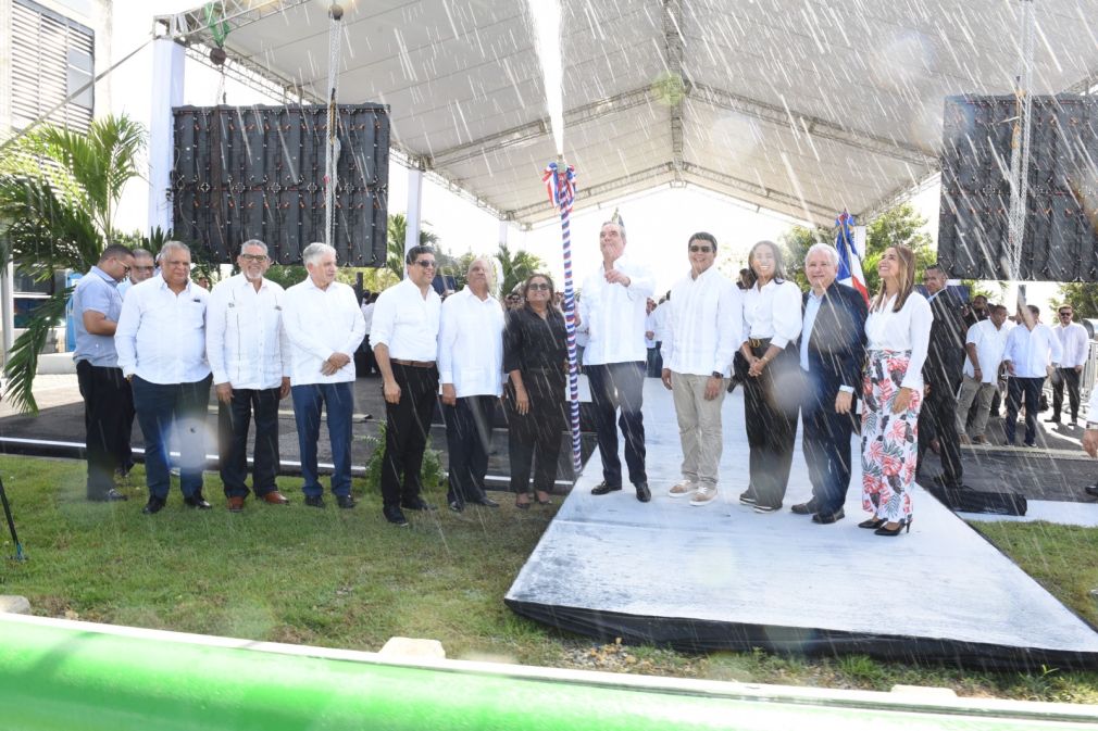El presidente Luis Abinader hizo la entrega junto al director general de la Corporación del Acueducto y Alcantarillado de Santo Domingo (Caasd), Felipe Suberví.
