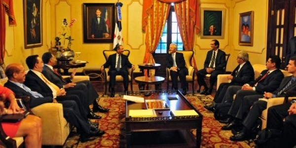 El presidente Danilo Medina Sánchez reunido con la misión del FMI. 