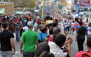 Arranca el carnaval de Santiago con miles de personas