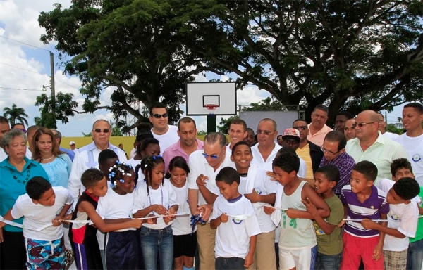 Frank Rainieri corta la cinta simbólica para dejar inaugurada la cancha de baloncesto en el distrito municipal La Otra Banda en Higüey.