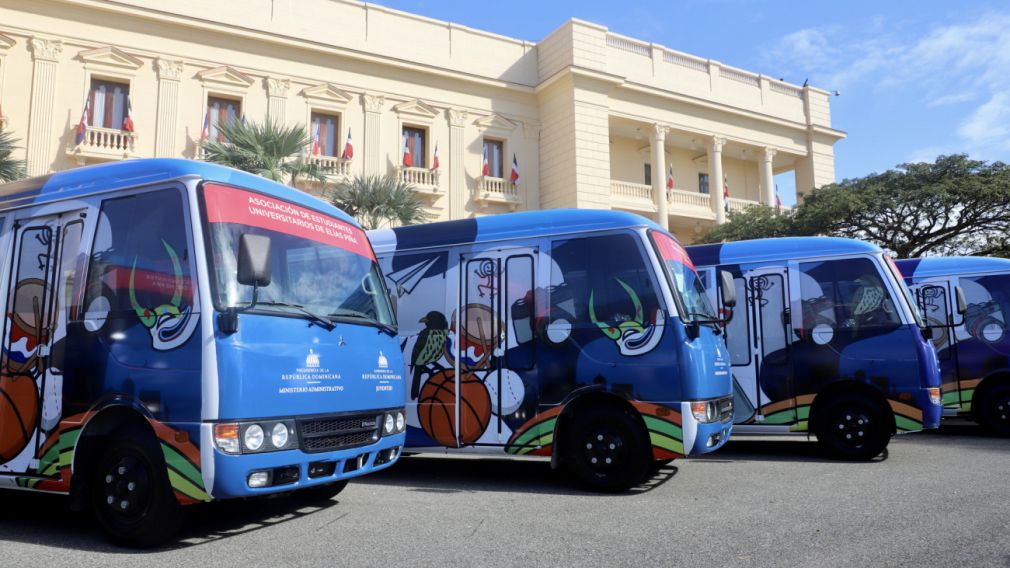 Los nuevos autobuses, con capacidad para 33 pasajeros, fueron entregados en la explanada frontal del Palacio Nacional. 
