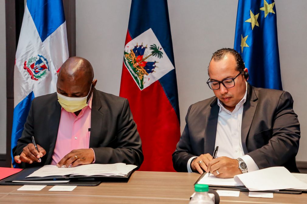 El director del Instituto Dominicano para la Calidad (Indocal), Lorenzo Ramírez, y su homólogo, el director del Buró Haitiano de Normas (BHN), Monorde Civil.