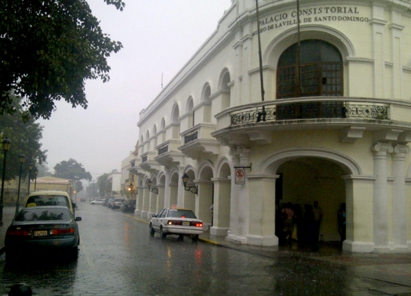 La intersección de las calle El Conde y Arzobispo Meriño en la Zona Colonial bajo lluvia.