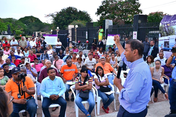 Domingo contreras expone su propuesta de gobierno desde la alcaldía del Distrito Nacional a un grupo de simpatizantes.
