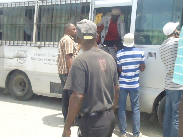 Red denuncia repatriación de 145 haitianos