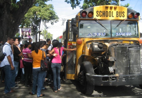 Denuncian vidas de estudiantes corren peligro por autobús “destartalado” 
