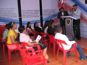 El técnico de la Liga Municipal Dominicana, Manuel Acosta mientras dictaba la charla sobre medioambiente en el stand de la entidad asesora de los ayuntamientos