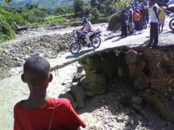 Hondo Valle: Puente sin reparar desde 2009