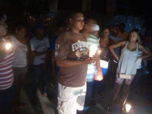 Realizan vigilia con encendido de velas frente al cuartel policial de Dajabón: 