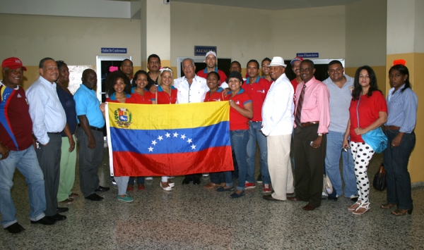 Parte de la delegación dominicana que junto al alcalde del municipio de Baní, Nelson Camilo Landestoy recibió a los 15 integrantes de la Cofradía de San Juan Bautista de las comunidades de Naguanagua y Tarapío del estado Valencia de Venezuela.
