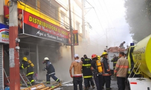 Fuego en tienda afecta a tres personas en Santiago: 