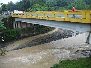 Puente averiado Jatubey en Bonao.