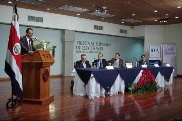 Marino Mendoza en su disertación en Costa Rica. 