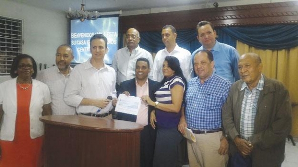 Alcalde puertoplateño entrega recursos a Iglesia: 