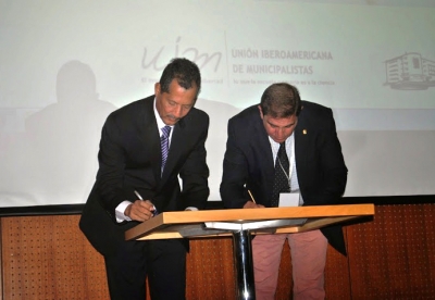 Federico Castillo Blanco, secretario general de la UIM y Julián Rosa, presidente de ASODORE al momento de la firma del convenio.