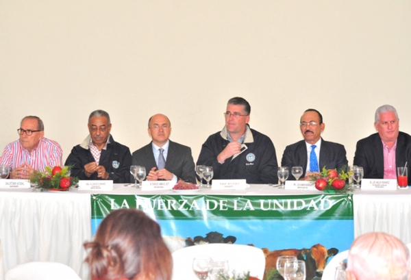 Eric Rivero, preside la mesa principal de la asamble general de la Asociación Dominicana de Productores de Leche, relizada en Casa España.