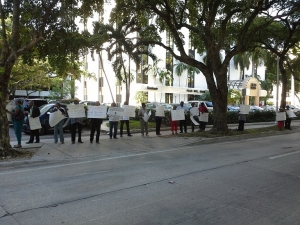 MIAMI Haitianos protestan frente a Consulado RD
