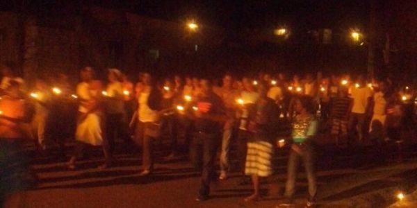 Encienden velas frente a alcaldía municipal de Esperanza 
