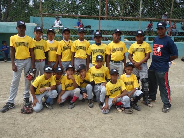 Castillo y Las Guáranas ganan en béisbol escolar municipal