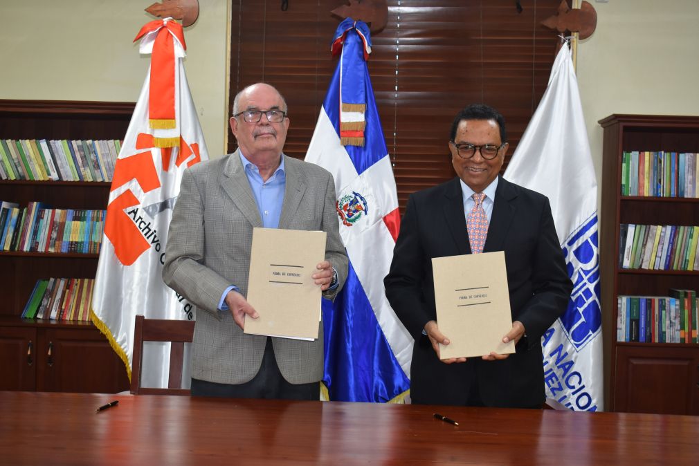 El convenio fue firmado por Rafael Peralta Romero, director general de la BNPHU, y Roberto Cassá Bernaldo de Quirós, director general del AGN.