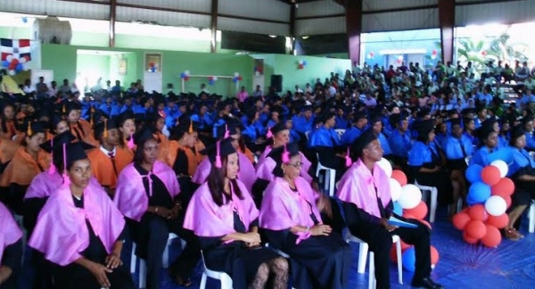 Escuela vocacional Fuerzas Armadas gradúa 450 jóvenes
