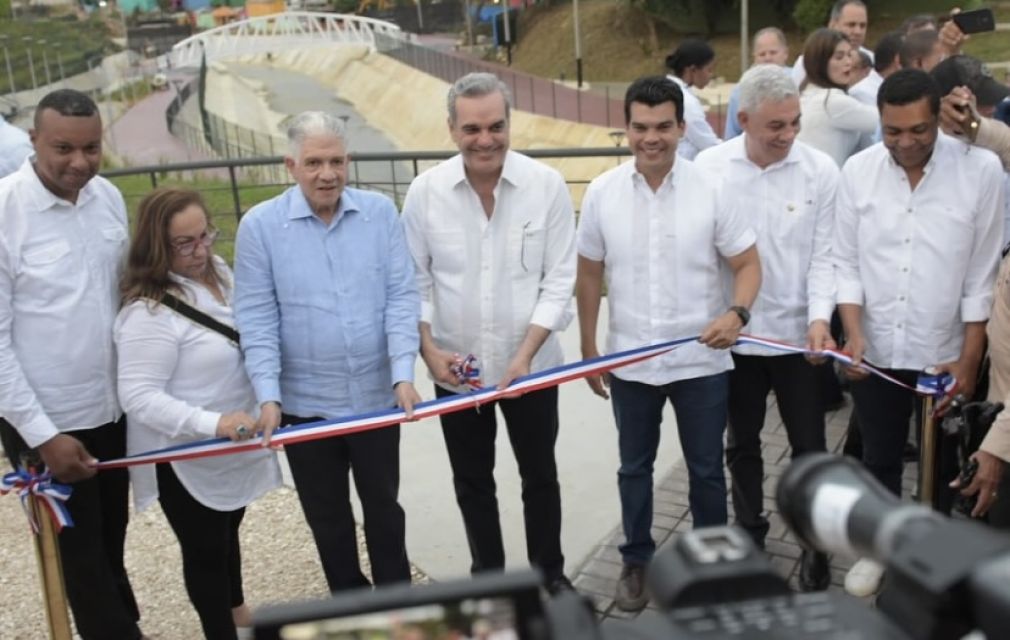 La inauguración fue encabezada por el presidente Luis Abinader y  Wellington Arnaud, director del Inapa.