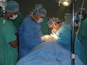 Cirujanos practican cirugia