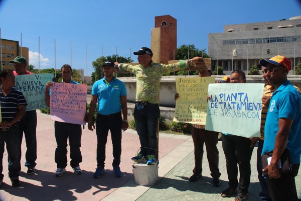 Un grupo de jarabacoense hicieron presencia en la protesta frente al Congreso Nacional para exigir se incluya una planta de tratamiento de aguas negras en Jarabacoa.