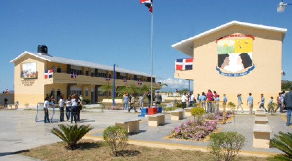 Escuela inaugurada por el presidente Leonel Fernández en Estebanía, Azua.
