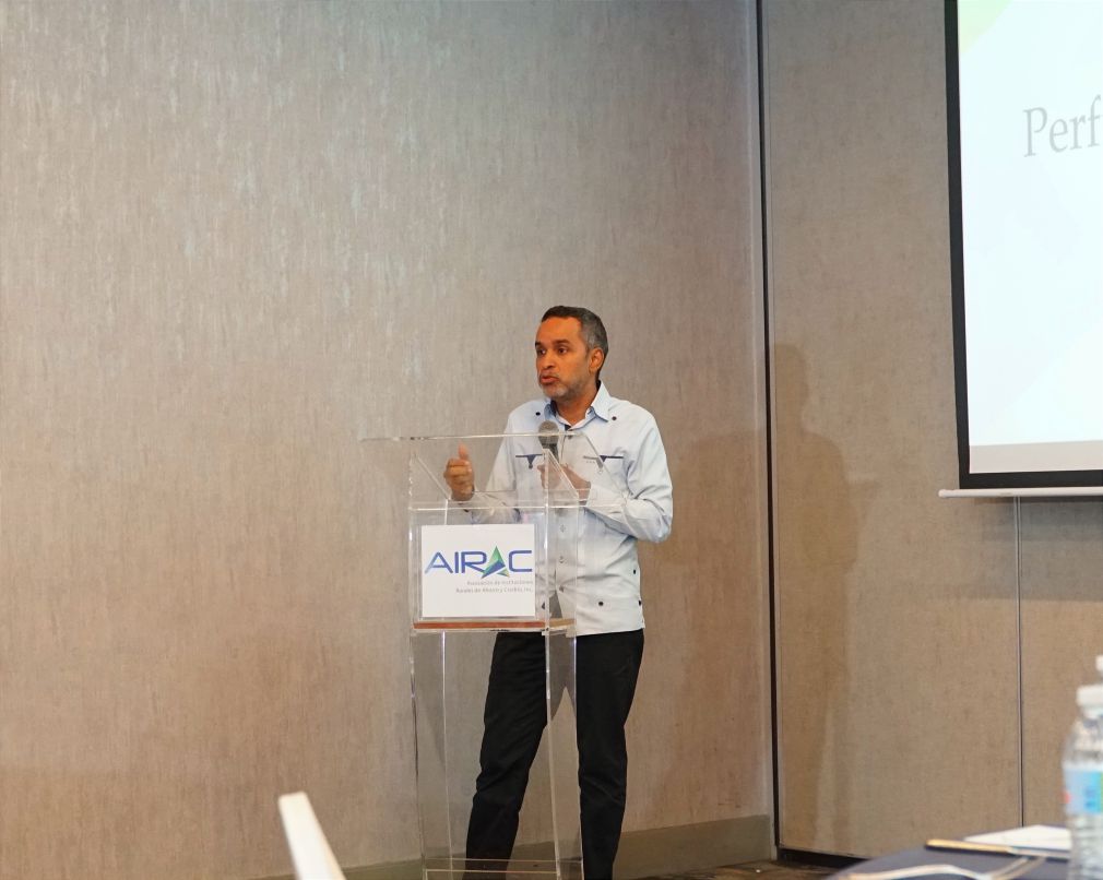 El director ejecutivo de AIRAC, José Alejandro Rodríguez, presentó los datos sobre el estudio “Perfil Financiero de Los Alcarrizos”.
