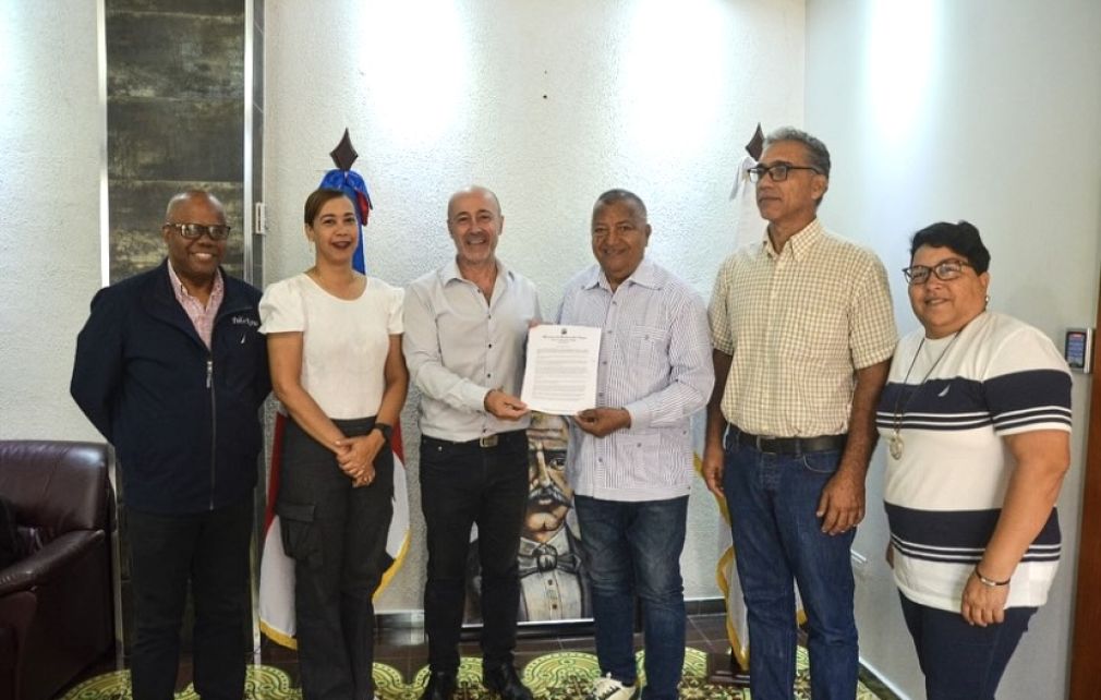 El alcalde municipal Nelson de la Rosa y el coordinador de HUB Países Andinos, Roi Chiti, firmaron el acuerdo.