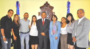 El rector de la UASD, maestro Mateo Aquino Febrillet y la vicerrectora Administrativa, maestra Emma Polanco, encabezan el acto de despedida a los siete estudiantes que ganaron becas del programas Erasmus Mundus 2012, para cursar maestrías en Europa en diferentes áreas del conocimiento.  En el extremo derecho figura el director de Cooperación Internacional de la academia, maestro Francisco Socías.