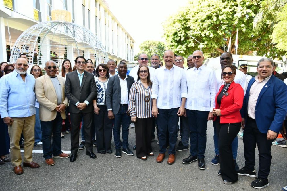 El alcalde señaló que en Santiago las acciones de limpieza se realizan en alianza con las juntas de vecinos, el sector empresarial, el comercio, las industrias y las asociaciones para el desarrollo.