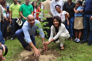 El ministro de Medio Ambiente, Bauta Rojas Gómez y la Primera Dama, Cándida Montilla de Medina, siembran un árbol en "Un Día Amigable de la Familia con el Ambiente", este domingo en Santo Domingo Oeste