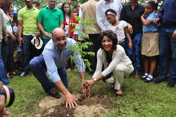El ministro de Medio Ambiente, Bauta Rojas Gómez y la Primera Dama, Cándida Montilla de Medina, siembran un árbol en &quot;Un Día Amigable de la Familia con el Ambiente&quot;, este domingo en Santo Domingo Oeste