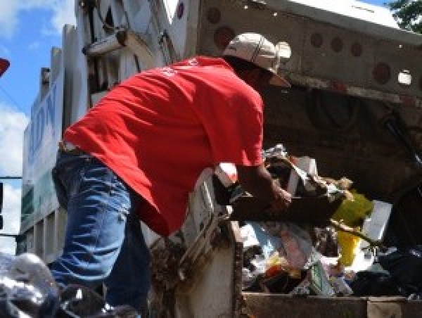 Someterán a los que tiren basura en las calles Santiago 