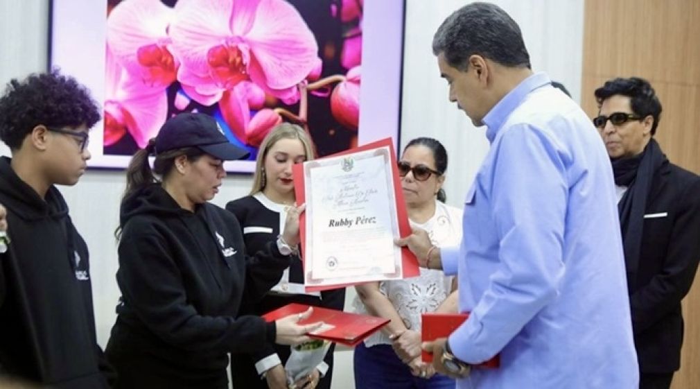 El presidente venezolano Nicolás Maduro entregó a la hija del artista, Zulinka Pérez, la cédula de identidad de su padre junto a una condecoración en una ceremonia en Caracas.